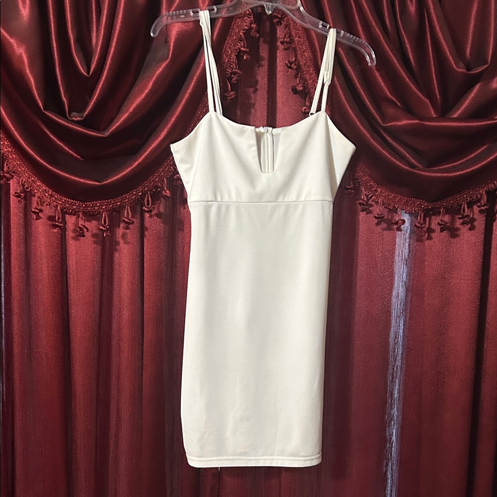 Elegant White Sleeveless Dress